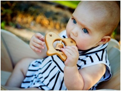 Organic wooden rattle teether 'Butterfly' 4